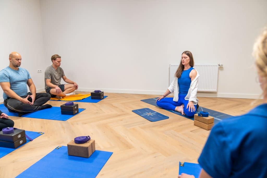 Deelnemers volgen een Pilates-les onder begeleiding van een instructeur bij ToThePoint Training in Tiel.