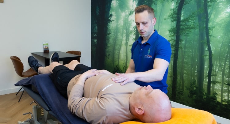 Osteopaat Frits Hitzel behandelt een volwassen cliënt tijdens een osteopathiesessie in Tiel.