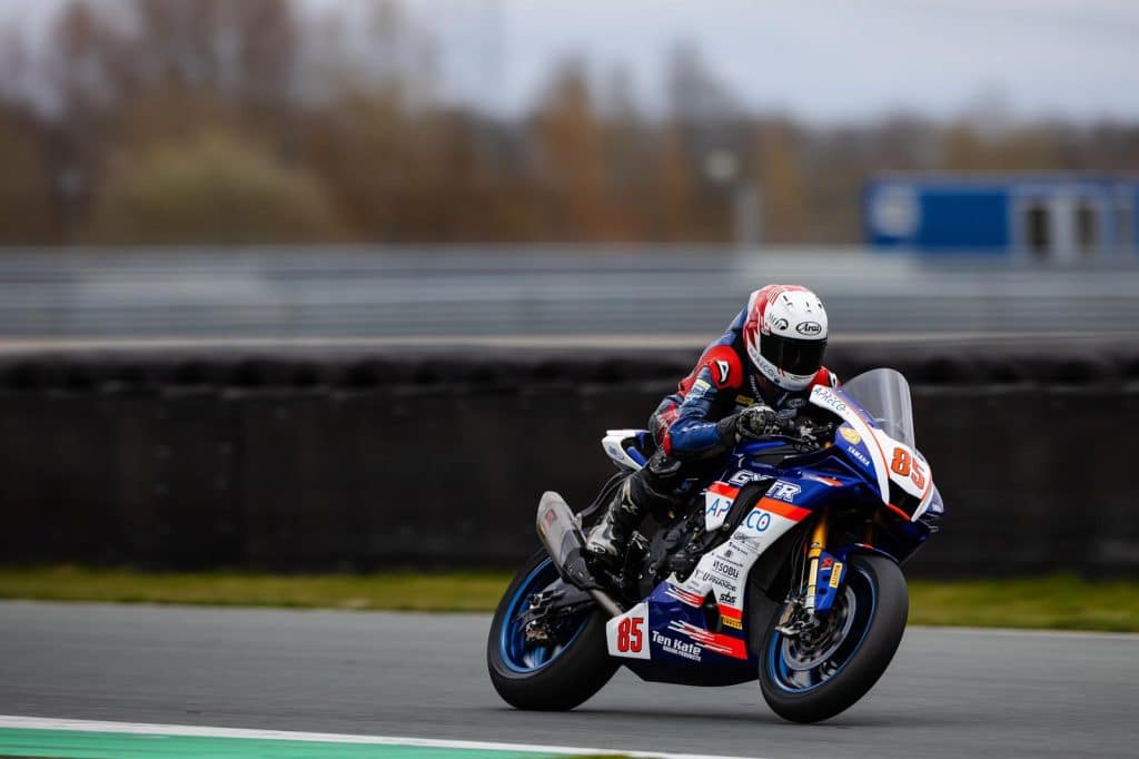 Motorcoureur Twan Smits in race-outfit op zijn Yamaha superbike tijdens topsnelheid op het circuit