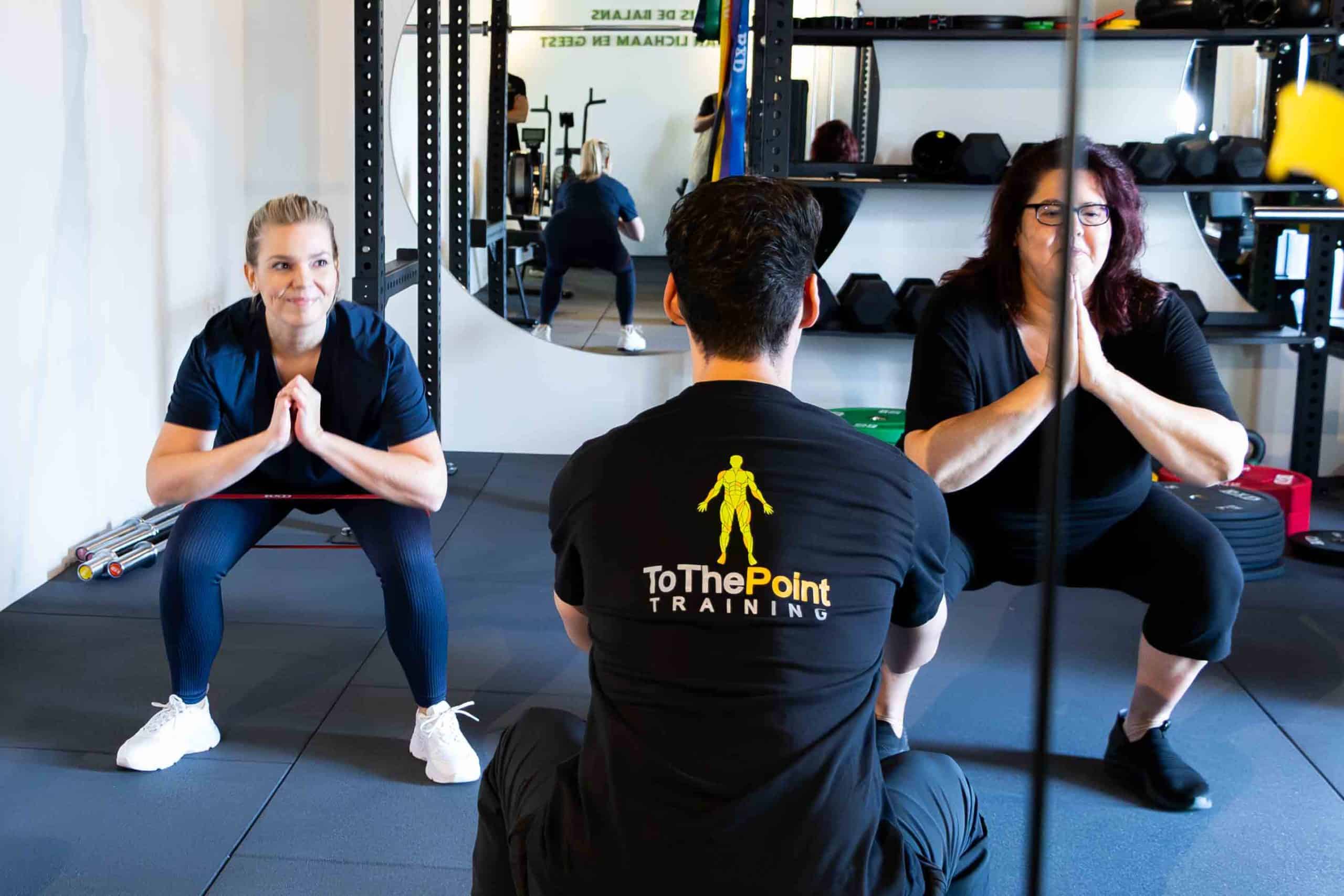 Twee vrouwen krijgen duo-training van trainer Nigel bij ToThePoint Training in Tiel